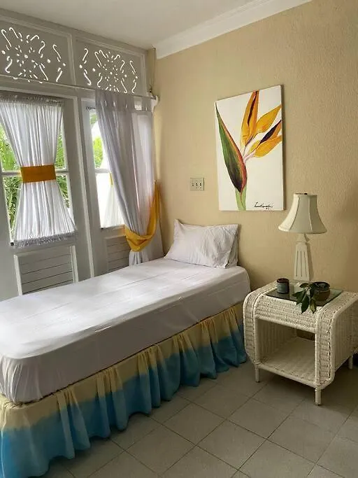 Lush Tropical Apartment Located In A 4-Star Resort Runaway Bay