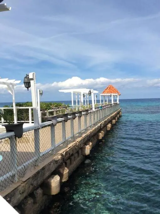 Lush Tropical Apartment Located In A 4-Star Resort Runaway Bay